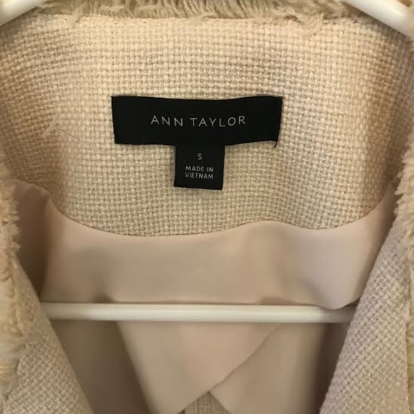 Cream Color Ann Taylor Fitted Blazer Size Small - Picture 2 of 3
